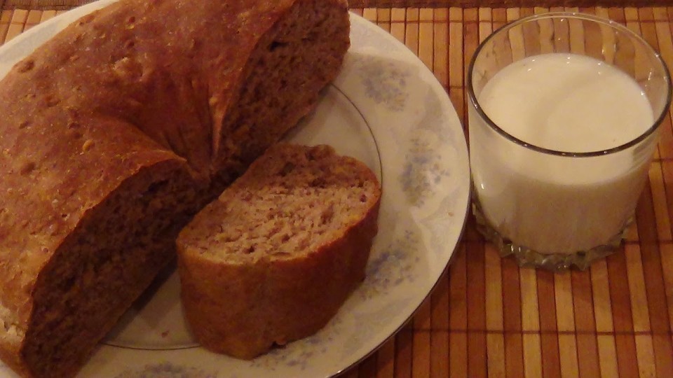 Хлеб пшенично-ржаной с грецким орехом.